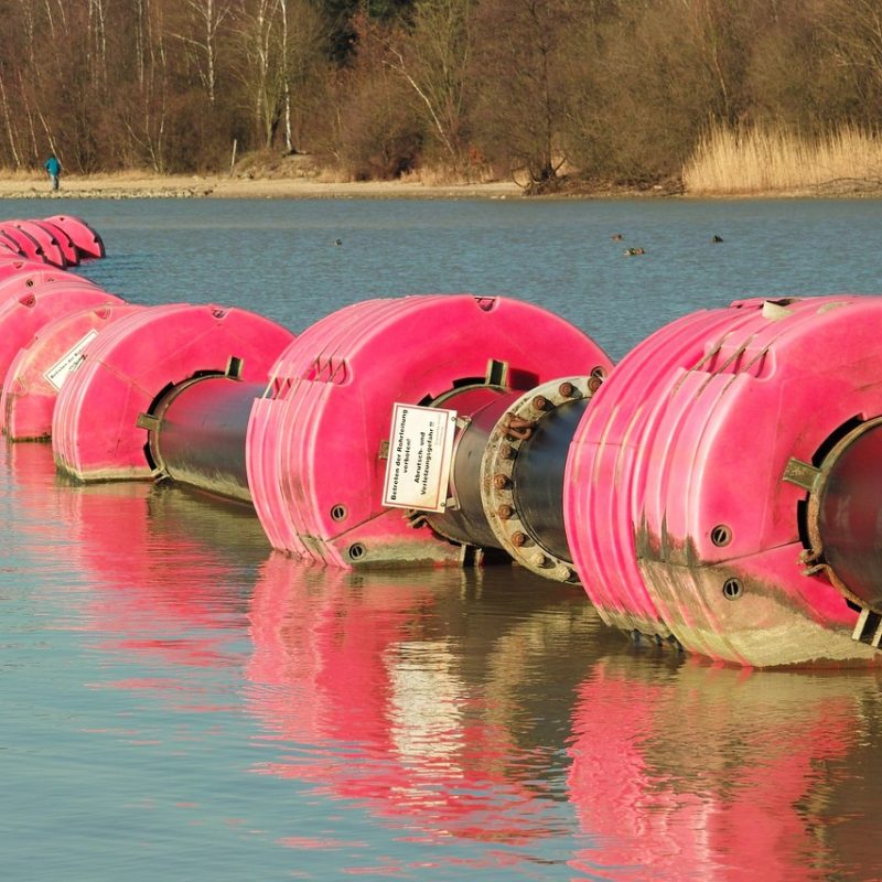 tuyaux de canalisation rose flottant dans l'eau pour la gestion des eaux