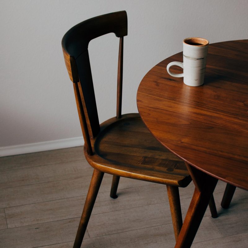 table et chaise en bois massif avec une tasse de café, illustration d'entretien de meuble