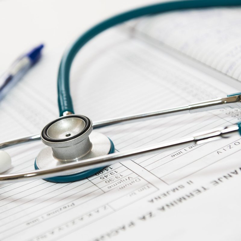 stéthoscope et stylo sur un dossier médical avec données sanitaires