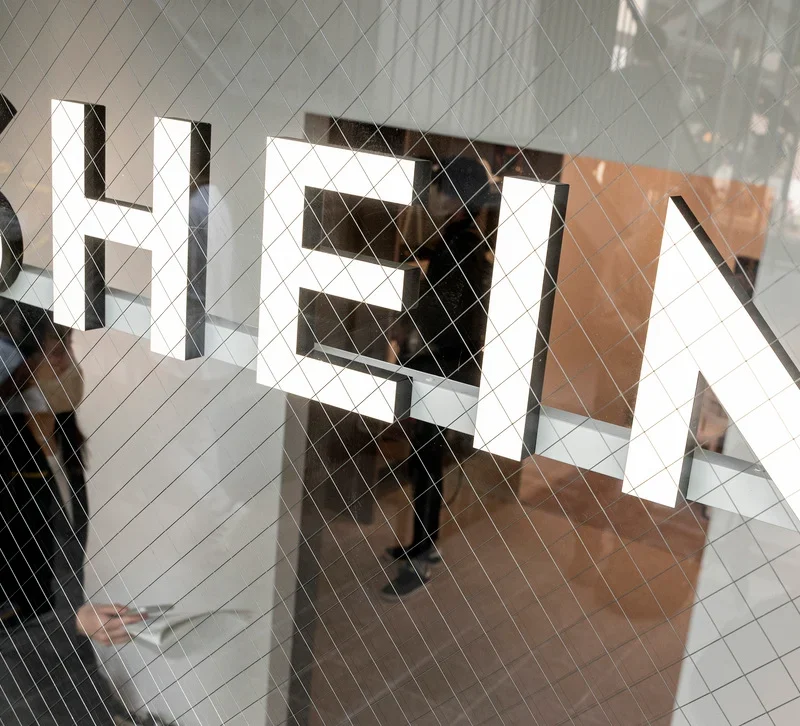 logo shein en lettres blanches sur vitrine