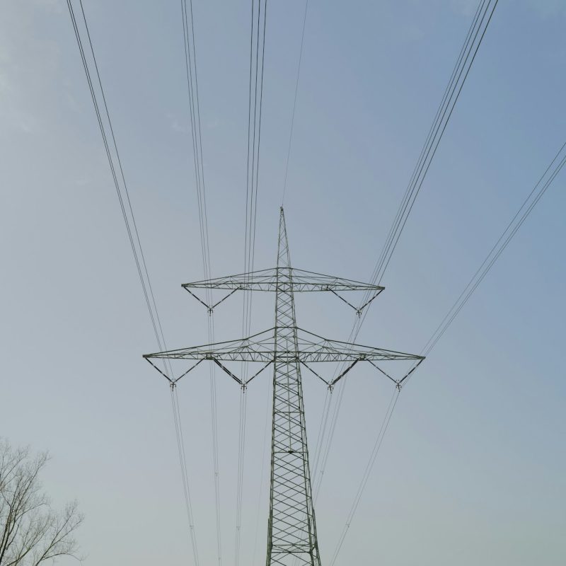 pylône électrique haute tension avec lignes de distribution d'énergie