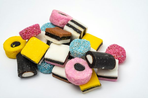 assortiment de bonbons colorés à la réglisse avec perles et pâtes de fruits