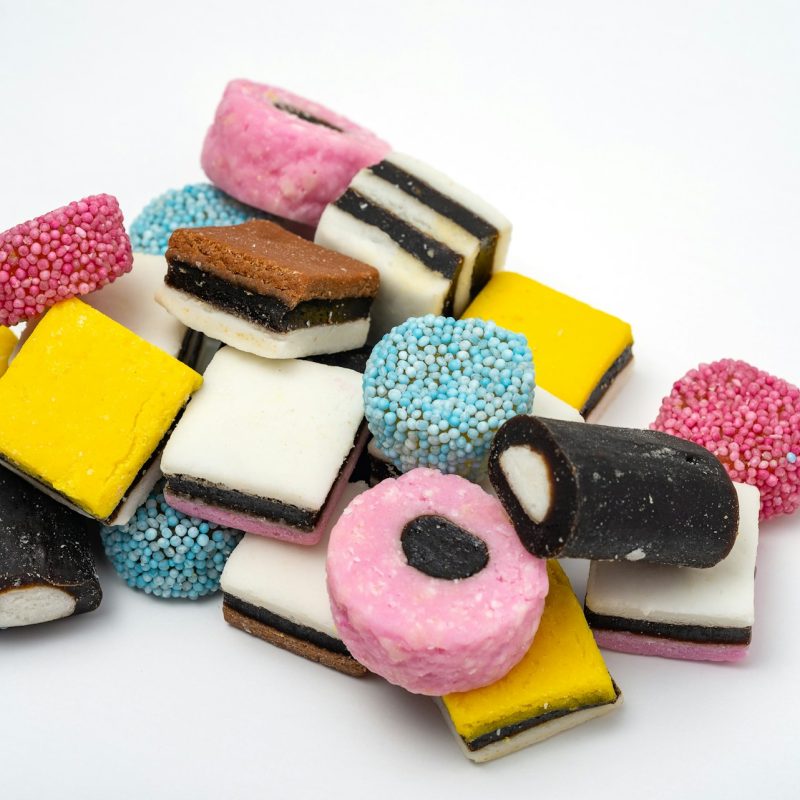 assortiment de bonbons colorés à la réglisse avec perles et pâtes de fruits