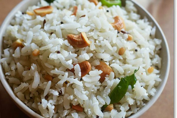 riz blanc garni d'amandes et de persil frais dans un bol blanc
