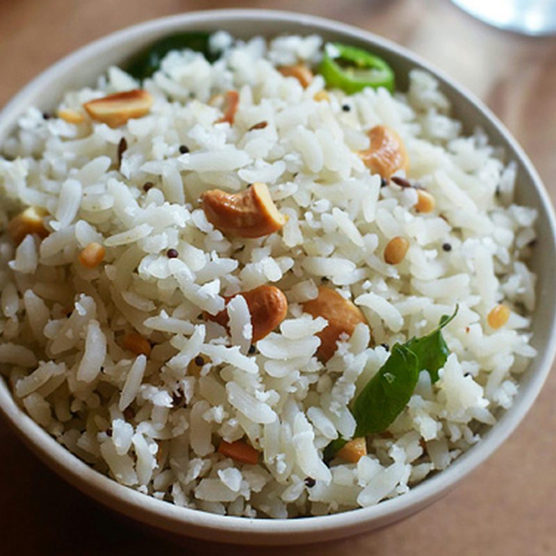 riz blanc garni d'amandes et de persil frais dans un bol blanc